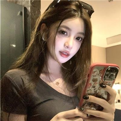 校服的裙摆